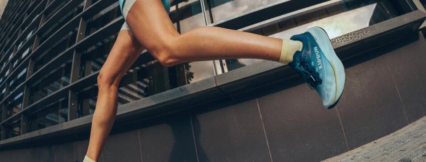 KIPRUN lance la KIPRIDE MAX, une chaussure running conçue pour l’entraînement quotidien avec amorti maximal et confort premium. Sa semelle intermédiaire ultra-moelleuse et dynamique et sa tige généreuse redéfinissent le standard du segment maximaliste.