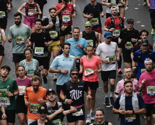 Préparer un premier marathon soulève un tas de question sur l'entraînement et le jour J, avec l'envie de s'éviter les classiques erreurs du débutant.