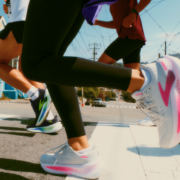 La Brooks Glycerin Max 2 est la déclinaison maximaliste haut de gamme de la marque américaine, conçue pour le confort, la protection articulaire et les sorties longues sur route. Elle s’adresse aux coureurs cherchant une chaussure fiable et douce pour encaisser un fort volume kilométrique.