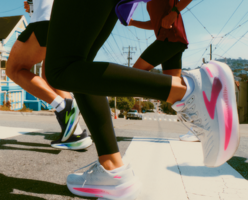 La Brooks Glycerin Max 2 est la déclinaison maximaliste haut de gamme de la marque américaine, conçue pour le confort, la protection articulaire et les sorties longues sur route. Elle s’adresse aux coureurs cherchant une chaussure fiable et douce pour encaisser un fort volume kilométrique.