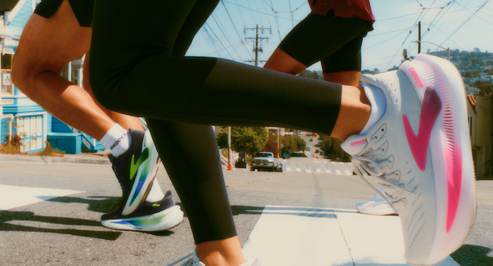 La Brooks Glycerin Max 2 est la déclinaison maximaliste haut de gamme de la marque américaine, conçue pour le confort, la protection articulaire et les sorties longues sur route. Elle s’adresse aux coureurs cherchant une chaussure fiable et douce pour encaisser un fort volume kilométrique.