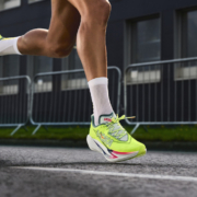 La Hoka Cielo X1 3.0 est une chaussure de pointe dédiée à la vitesse pour l'équipementier.