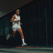 La marque trail/running de Decathlon présente la Kipstorm Elite, super shoe en carbone conçue pour le marathon, qui succède à la KD900X LD+.