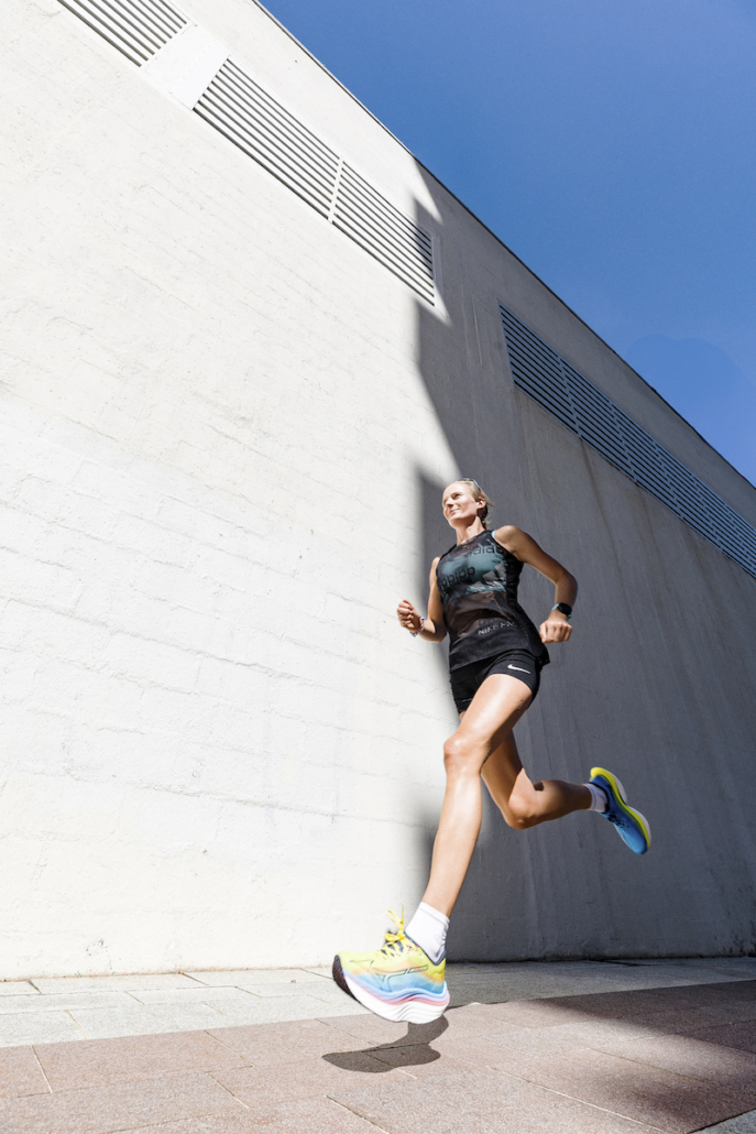 Un coureur ayant une posture de course correcte, un alignement optimal et une propulsion efficace dépense moins d’énergie pour aller plus vite. Selon les études, le gain de temps peut atteindre entre 3 et 6 secondes par kilomètre. Une différence précieuse sur toutes les distances !