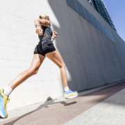 Un coureur ayant une posture de course correcte, un alignement optimal et une propulsion efficace dépense moins d’énergie pour aller plus vite. Selon les études, le gain de temps peut atteindre entre 3 et 6 secondes par kilomètre. Une différence précieuse sur toutes les distances !