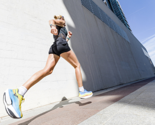 Un coureur ayant une posture de course correcte, un alignement optimal et une propulsion efficace dépense moins d’énergie pour aller plus vite. Selon les études, le gain de temps peut atteindre entre 3 et 6 secondes par kilomètre. Une différence précieuse sur toutes les distances !