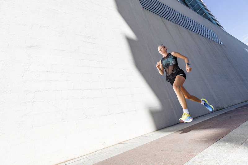 Un coureur ayant une posture de course correcte, un alignement optimal et une propulsion efficace dépense moins d’énergie pour aller plus vite. Selon les études, le gain de temps peut atteindre entre 3 et 6 secondes par kilomètre. Une différence précieuse sur toutes les distances !