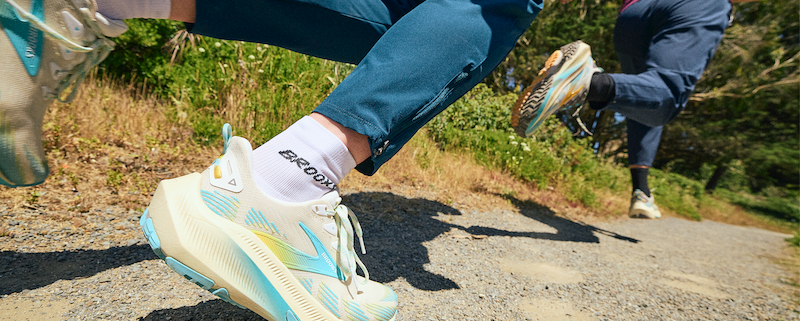 Découvrez la Brooks Ghost Trail, la chaussure hybride route et sentier. Confort, amorti DNA Loft v3 et accroche TrailTec Green pour vos sorties sur gravier et chemins légers.