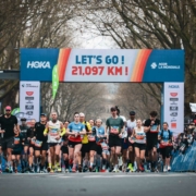 49 244 coureurs ont terminé le Hoka Semi de Paris 2026, plus gros semi-marathon au monde.