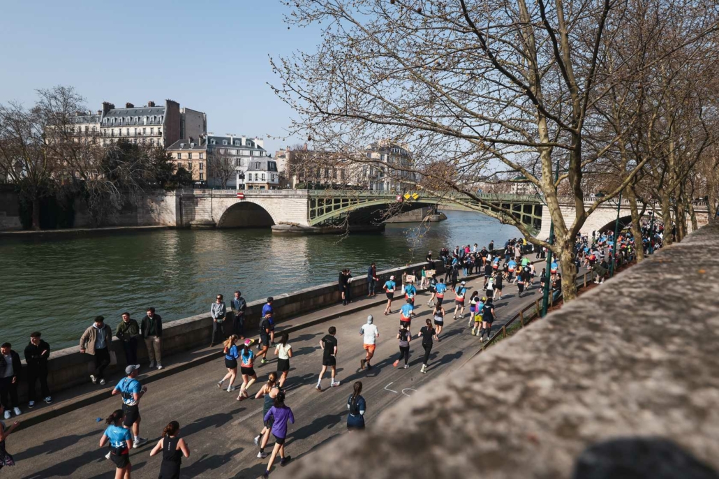 49 244 coureurs ont terminé le Hoka Semi de Paris 2026, plus gros semi-marathon au monde.