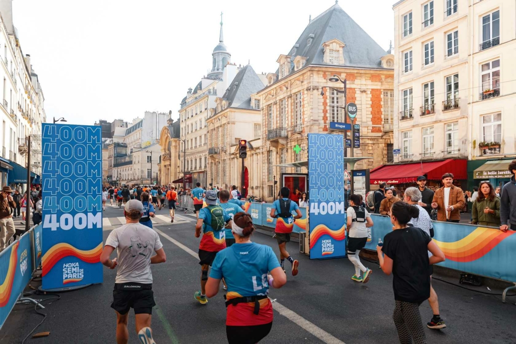 49 244 coureurs ont terminé le Hoka Semi de Paris 2026, plus gros semi-marathon au monde.