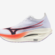 La Mizuno Rebellion Pro 3, chaussure de compétition légère avec plaque carbone est parfaite pour les fractionnés, entraînements rapides et courses 10 km à semi, pour coureurs maîtrisant la foulée médio-pied.