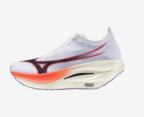 La Mizuno Rebellion Pro 3, chaussure de compétition légère avec plaque carbone est parfaite pour les fractionnés, entraînements rapides et courses 10 km à semi, pour coureurs maîtrisant la foulée médio-pied.