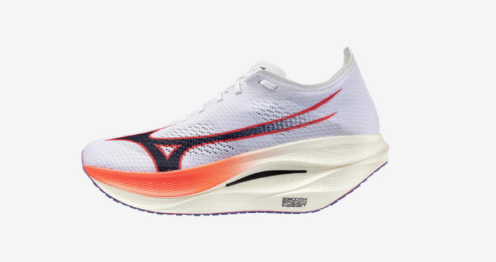 La Mizuno Rebellion Pro 3, chaussure de compétition légère avec plaque carbone est parfaite pour les fractionnés, entraînements rapides et courses 10 km à semi, pour coureurs maîtrisant la foulée médio-pied.