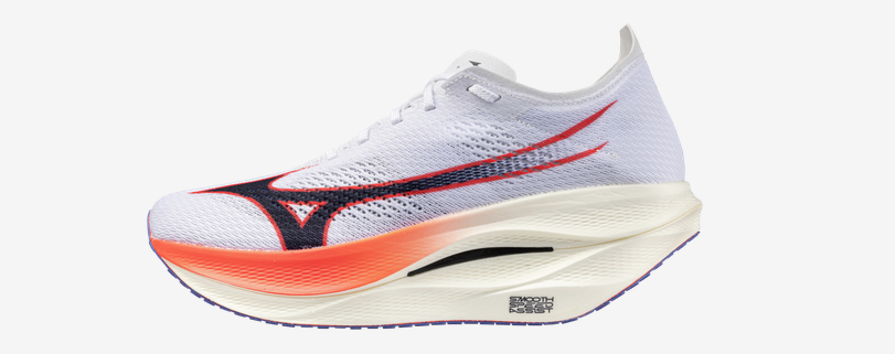 La Mizuno Rebellion Pro 3, chaussure de compétition légère avec plaque carbone est parfaite pour les fractionnés, entraînements rapides et courses 10 km à semi, pour coureurs maîtrisant la foulée médio-pied.