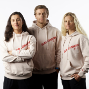 Salomon se lance dans le triathlon longue distance avec Stornes, Pierré et Iemmolo. Une nouvelle stratégie axée sur la performance en course à pied sous fatigue.