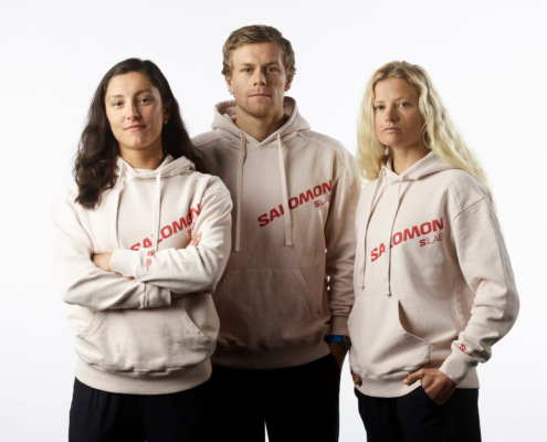 Salomon se lance dans le triathlon longue distance avec Stornes, Pierré et Iemmolo. Une nouvelle stratégie axée sur la performance en course à pied sous fatigue.