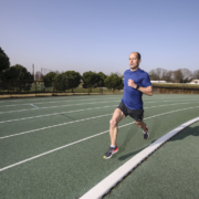Souvent redouté, le fractionné reste pourtant un passage obligé pour tout coureur qui souhaite progresser. Encore faut-il en maîtriser les codes, les objectifs et les bons réglages.