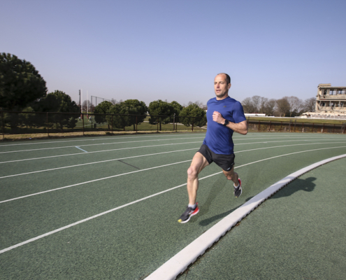 Souvent redouté, le fractionné reste pourtant un passage obligé pour tout coureur qui souhaite progresser. Encore faut-il en maîtriser les codes, les objectifs et les bons réglages.