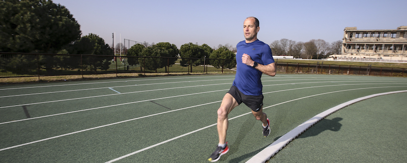 Souvent redouté, le fractionné reste pourtant un passage obligé pour tout coureur qui souhaite progresser. Encore faut-il en maîtriser les codes, les objectifs et les bons réglages.
