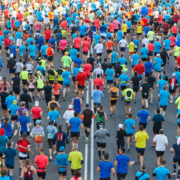 Selon le dernier baromètre Finishers réalisé par l’Union Sport & Cycle pour la Fédération Française d’Athlétisme, l’année 2025 confirme une tendance de fond : la course à pied séduit toujours plus de Français, aussi bien en compétition qu’en pratique loisir
