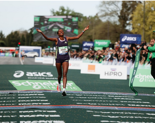 ’Éthiopienne Shure Demise a pulvérisé le record du Marathon de Paris en s’imposant en 2h18’35’