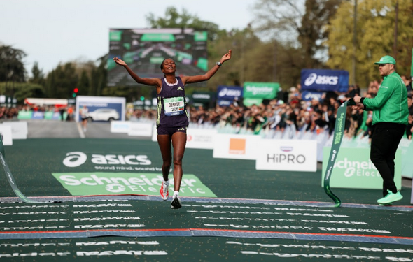 ’Éthiopienne Shure Demise a pulvérisé le record du Marathon de Paris en s’imposant en 2h18’35’