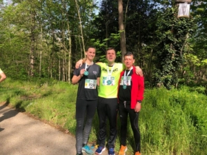 Lars Bosselmann, coureur non-voyant, lors du 10 km dans les bois de Boulogne, avec Delphine à sa droite.