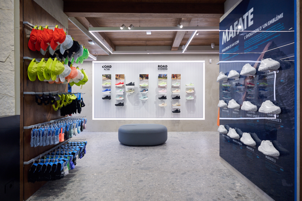 L'intérieur de la boutique HOKA à Chamonix-Mont-Blanc, pour une expérience client personnalisée.