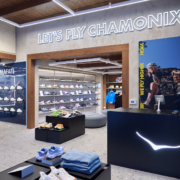 L'intérieur de la boutique HOKA à Chamonxi-Mont-Blanc, pour revenir aux racines de la marque.