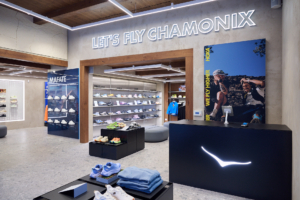 L'intérieur de la boutique HOKA à Chamonxi-Mont-Blanc, pour revenir aux racines de la marque.
