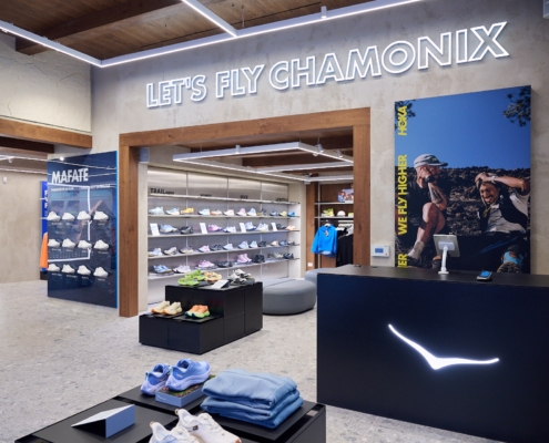 L'intérieur de la boutique HOKA à Chamonxi-Mont-Blanc, pour revenir aux racines de la marque.