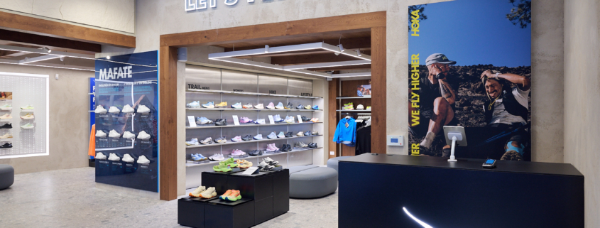 L'intérieur de la boutique HOKA à Chamonxi-Mont-Blanc, pour revenir aux racines de la marque.