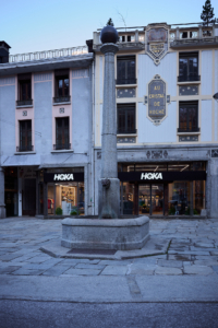 La boutique HOKA a ouvert en plein cœur de Chamonix-Mont-Blanc.