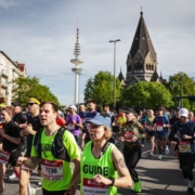 Lars Bosselmann avec son accompagnatrice de course, au milieu du peloton.