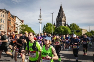 Lars Bosselmann avec son accompagnatrice de course, au milieu du peloton.