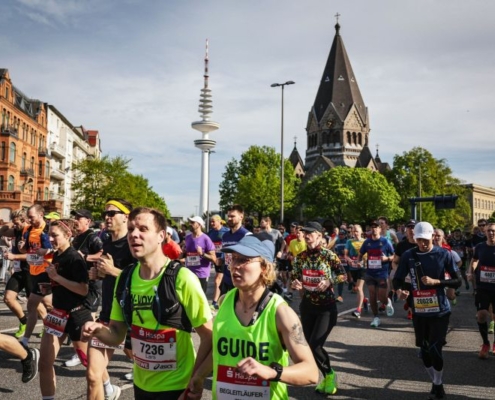 Lars Bosselmann avec son accompagnatrice de course, au milieu du peloton.