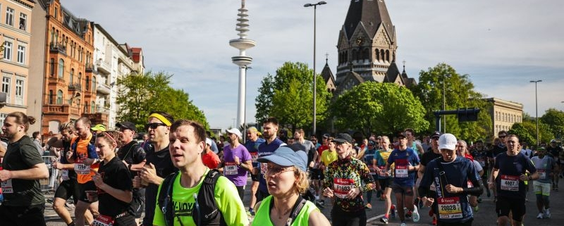 Lars Bosselmann avec son accompagnatrice de course, au milieu du peloton.