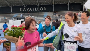 Ana-Maria Faucon après son record sur semi-marathon, entourée de ses proches