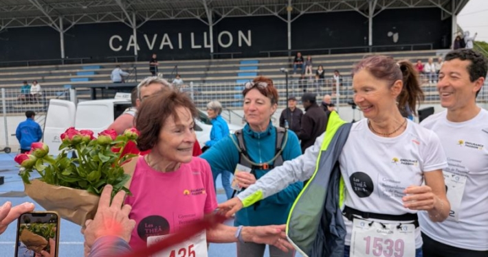 Ana-Maria Faucon après son record sur semi-marathon, entourée de ses proches