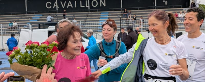 Ana-Maria Faucon après son record sur semi-marathon, entourée de ses proches