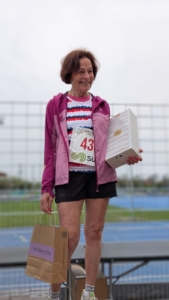 Ana-Maria Faucon sur le podium, après son record sur le semi-marathon de Cavaillon
