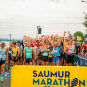 Au départ du Marathon de la Loire, les coureurs se regroupent en peloton derrière la banderole jaune.
