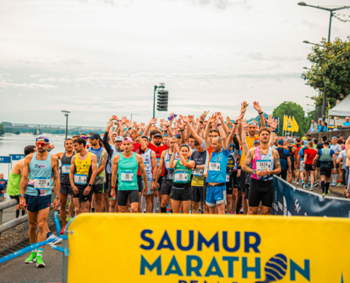 Au départ du Marathon de la Loire, les coureurs se regroupent en peloton derrière la banderole jaune.
