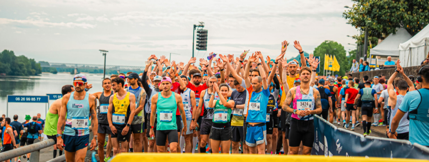 Au départ du Marathon de la Loire, les coureurs se regroupent en peloton derrière la banderole jaune.