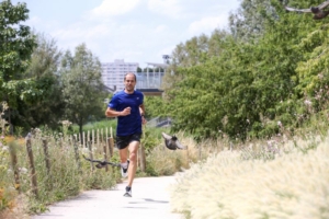 Coureur en tee-shirt bleu sur un sentier.