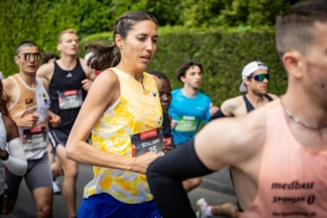L'athlète suisse Fabienne Schlumpf dans le peloton du marathon de Genève.