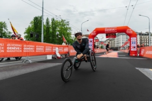 Marcel Hug, champion paralympique, dans son fauteuil. Il vient de franchir la ligne d'arrivée du semi du Generali Genève Marathon 2026.
