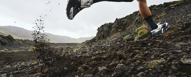 La Hoka Speedgoat 7 à l'essai ! Analyse de sa nouvelle mousse, de son adhérence bluffante et de son poids revu à la baisse.