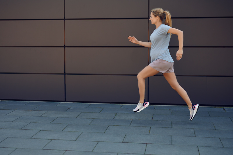 En fonction de l'avis de votre sage-femme, il est possible de continuer à courir enceinte, en adaptant votre pratique et en restant à l'écoute de vos sensations.